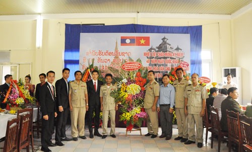 Thiếu tướng Pich Sotharoth - Phó Giám đốc Công an tỉnh Preveng - Trưởng đoàn đại diện Cán bộ Bộ Nội vụ Vương quốc Campuchia đến tặng hoa chúc mừng